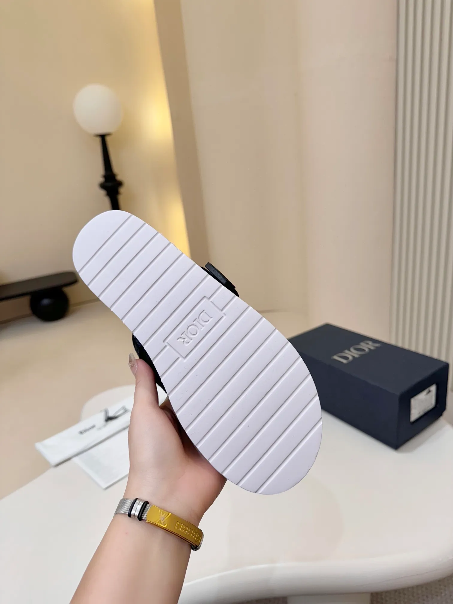 [Dior] P: 300💰 -Size: 38-46 Dior Dior D’s classic men’s slippers, high-end boutique, original material, pure cotton printed canvas upper, fine workmanship, super soft sole, casual, loose and comfortable, a must-have in summer!